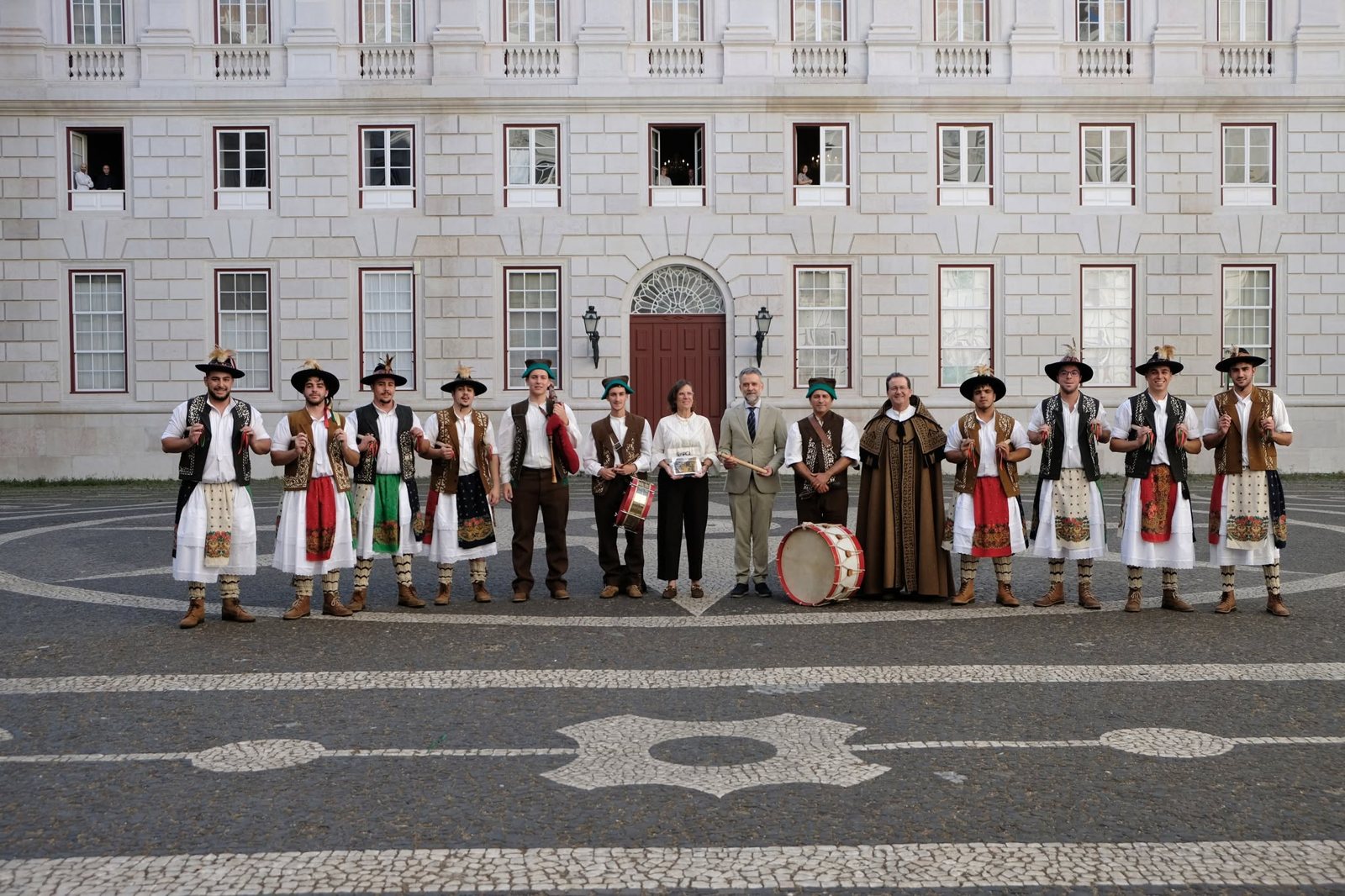 As Danças Rituais dos Pauliteiros entram no Inventário Nacional do Património Cultural Imaterial; o grupo está no Palácio da Ajuda na entrega do galardão. Associado n.º 6700 da Fundação INATEL.