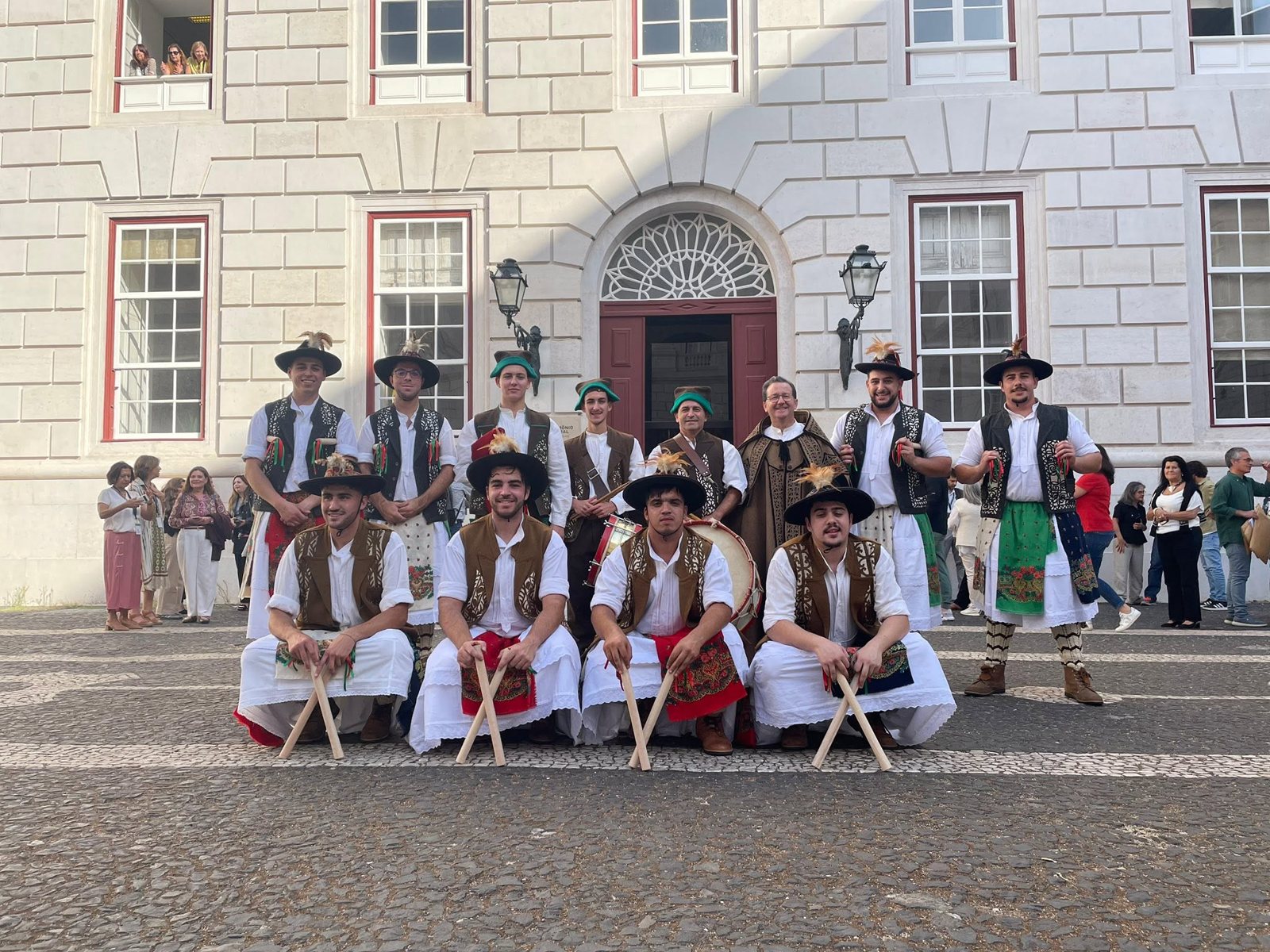 As Danças Rituais dos Pauliteiros entram no Inventário Nacional do Património Cultural Imaterial; o grupo está no Palácio da Ajuda na entrega do galardão. Associado n.º 6700 da Fundação INATEL.