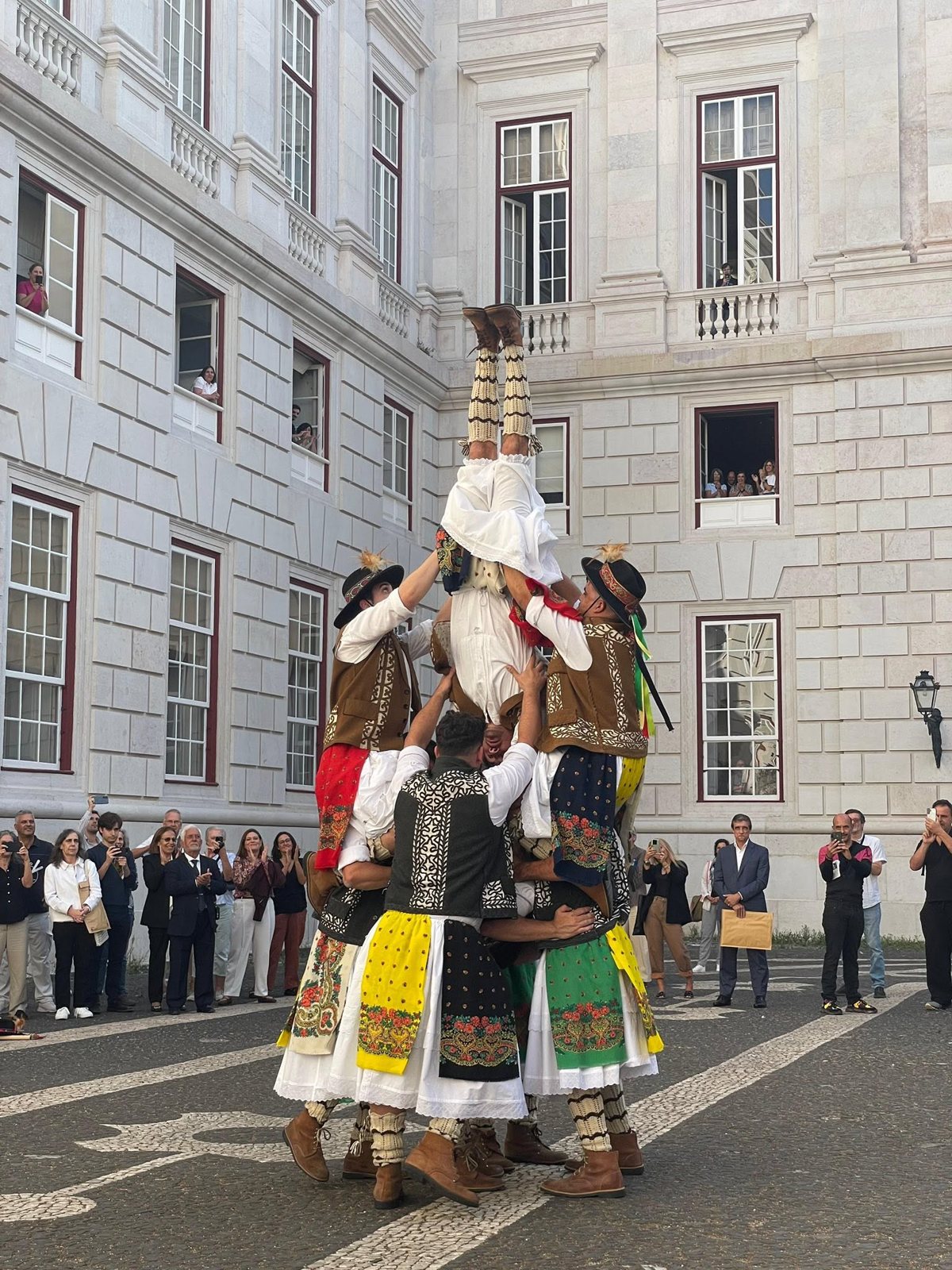 As Danças Rituais dos Pauliteiros entram no Inventário Nacional do Património Cultural Imaterial; o grupo está no Palácio da Ajuda na entrega do galardão. Associado n.º 6700 da Fundação INATEL.