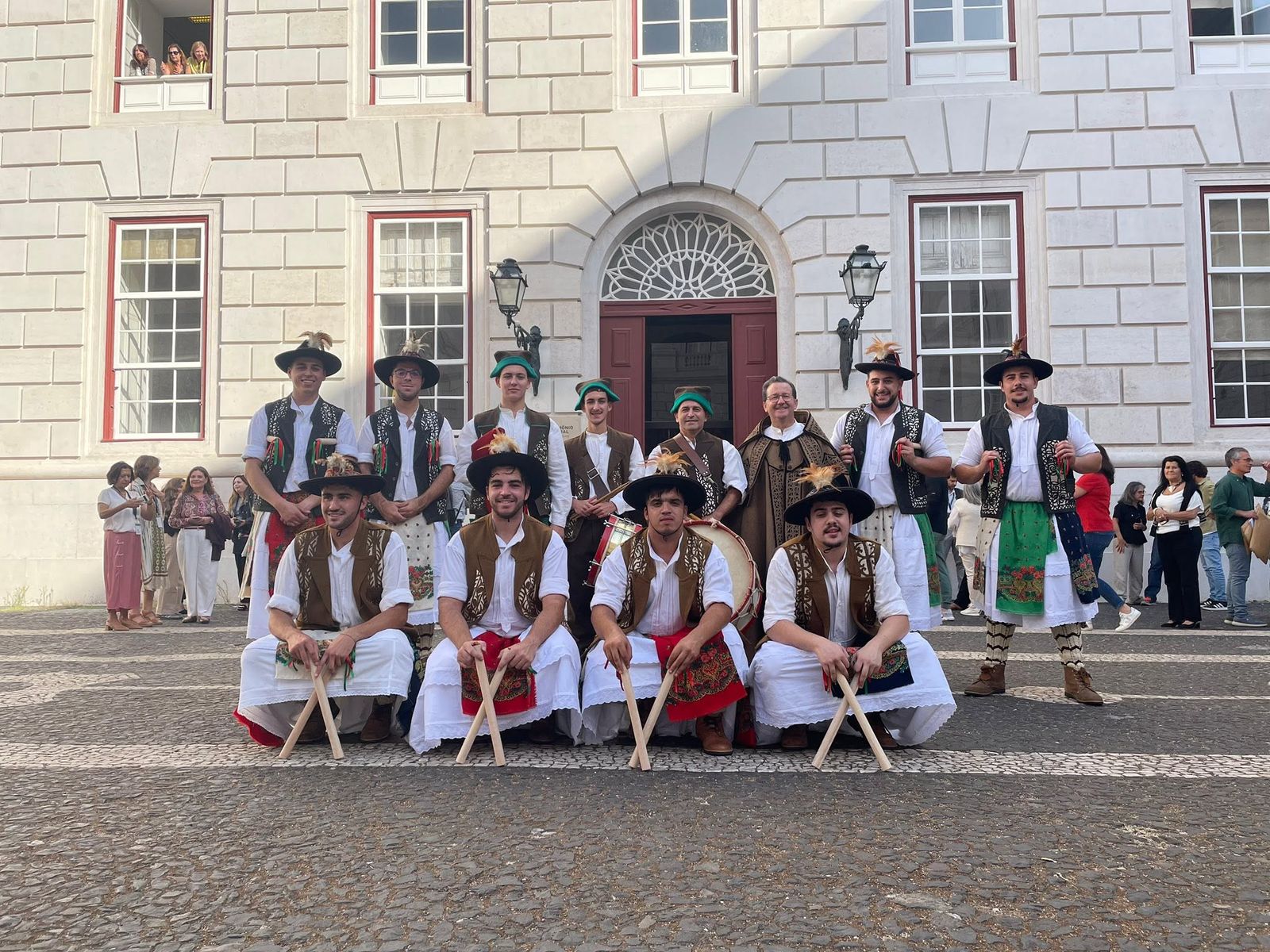 A comitiva dos Pauliteiros de Miranda no Palácio Nacional da Ajuda, em Lisboa, na cerimónia em que as Danças Rituais passaram a Património Cultural Imaterial (2025).
