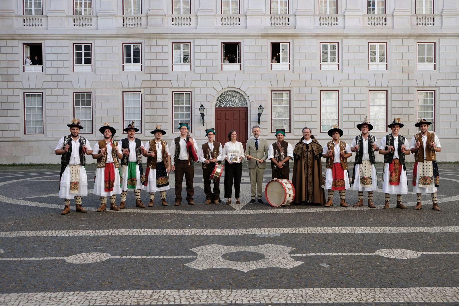 Os Pauliteiros de Sendim no Palácio Nacional da Ajuda, no dia do reconhecimento como Património Cultural Imaterial.